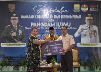 Pangdam II/Sriwijaya Mayjen TNI Hilman Hadi bersama Kepala SMAN Titian Teras Karnama (Dok. Penrem042gapu)