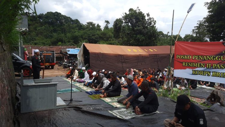 Tim gabungan Polri dan warga beribadah bersama di lokasi gempa Cianjur (Dok Div Humas Polri)