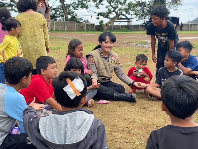 Kegiatan trauma healing pada Anak-anak dan Ibu-ibu Korban Gempa Cianjur (Dok Div Humas Polri)