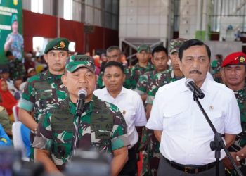 Kasad Jenderal TNI Dr. Dudung Abdurachman beserta Menko Marves Jenderal TNI Purn Luhut Binsar Panjaitan (Dok Dispenad)