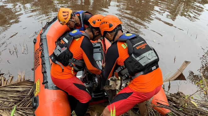 Petugas saat hendak melakukan pencarian korban tenggelam di Sungai Dendang (Dok Basarnas)