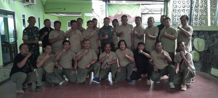 Kolonel Inf Ali Aminudin, S.E., M.M., bersama Personil Tim Intel Korem 042/Gapu (Dok Istimewa)