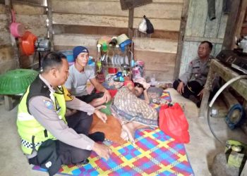 Anggota Polsek Limun saat membesuk warga Yang Sakit (Dok Istimewa)