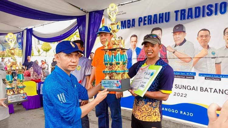 Hasan Mabruri serahkan hadiah Lomba Perahu Tradisional Provinsi Jambi tahun 2022 (Dok Istimewa)
