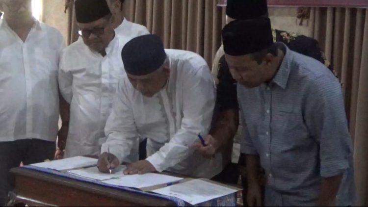 Penandatanganan Perjanjian Swakelola dalam Pembangunan Jalan Rigid Beton Mendahara - Geragai di rumah dinas bupati, Kamis (21/3). (Dok. Almira)