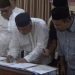 Penandatanganan Perjanjian Swakelola dalam Pembangunan Jalan Rigid Beton Mendahara - Geragai di rumah dinas bupati, Kamis (21/3). (Dok. Almira)