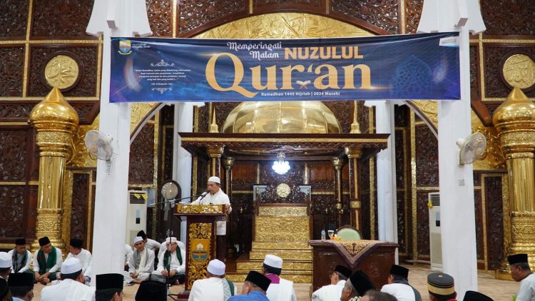 Gubernur Al Haris saat memperingati Malam Nuzulul Qur'an 1445 H / 2024 M, bertempat di Masjid Agung Al-Falah Jambi, Rabu (27/03/2024) (Foto: Erict - Kominfo)