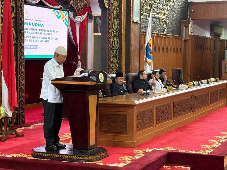 Rapat Paripurna terkait Pandangan Umum Fraksi Terhadap Nota Pengantar LKPJ Gubernur Jambi di Gedung DPRD Provinsi Jambi, Sabtu (30/3). (Dok. Hadian - Humas)