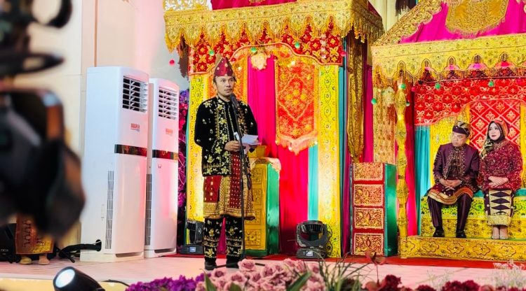 Ketua DPRD Provinsi Jambi, Edi Purwanto bersama dengan istri menghadiri resepsi pernikahan Esy Risdianti dan Muhammad Iqbal Putra, di Ratu Convention Center. Sabtu (20/4). (Dok. Hadian Humas)