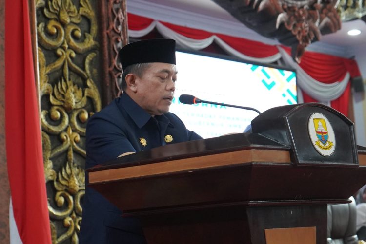 Gubernur saat menghadiri Rapat Paripurna di Ruang Rapat Paripurna DPRD Provinsi Jambi, Kamis (25/04/2024). (Foto: Erict - Kominfo)