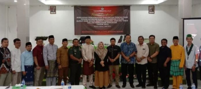 Poto bersama usai kegiatan Rakor Persiapan Pencalonan Perseorangan untuk Pilkada 2024 di salah satu Aula Hotel di Kabupaten Tanjab Timur, Kamis (02/05/24) (Dok. Ginting)