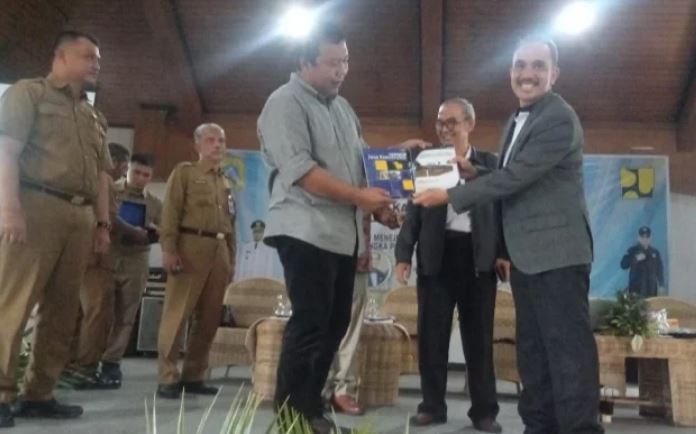 Bupati Romi Buka Seminar Pengendalian Mutu Pekerjaan Konstruksi di Aula Rumah Dinas Bupati pada Senin (13/05/2024). (Dok. Ginting)