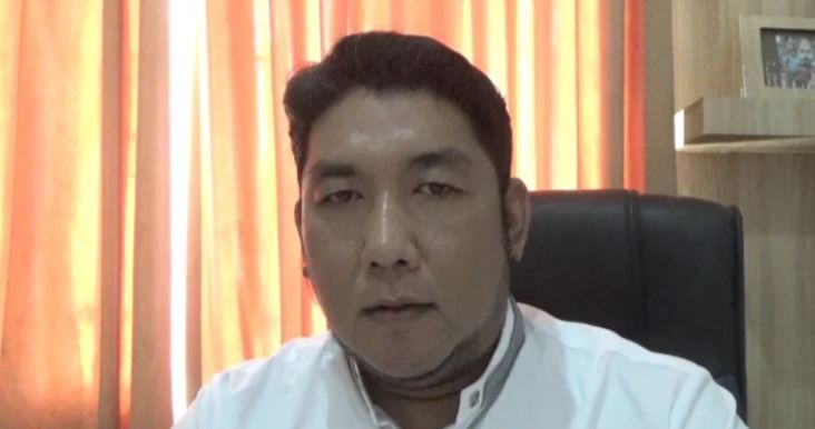Kabag Kesra Tanjung Jabung Timur, Taufik Hidayat diruamg kerjannya, Rabu (15/06/2024). (Dok. Ginting)
