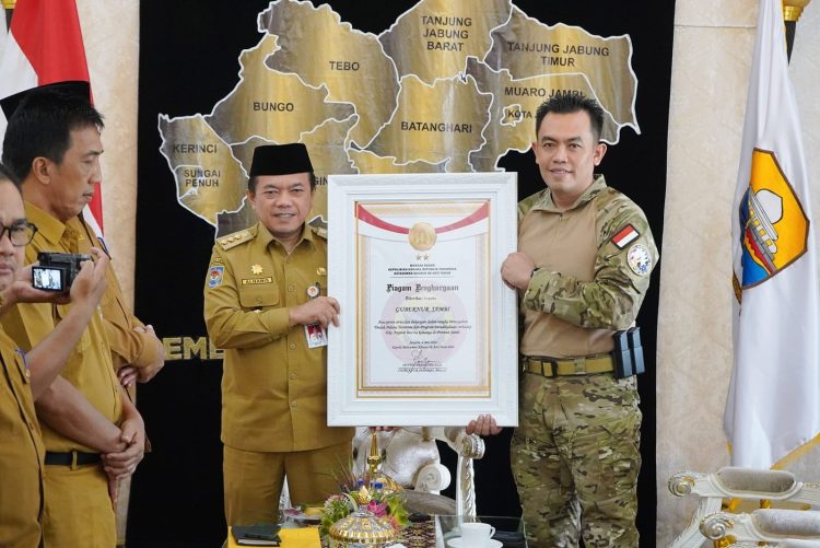 Al Haris Terima Penghargaan dari Densus 88 di Rumah Dinas Gubernur Jambi, Senin (13/05/2024)m (Foto: Erict - Kominfo)