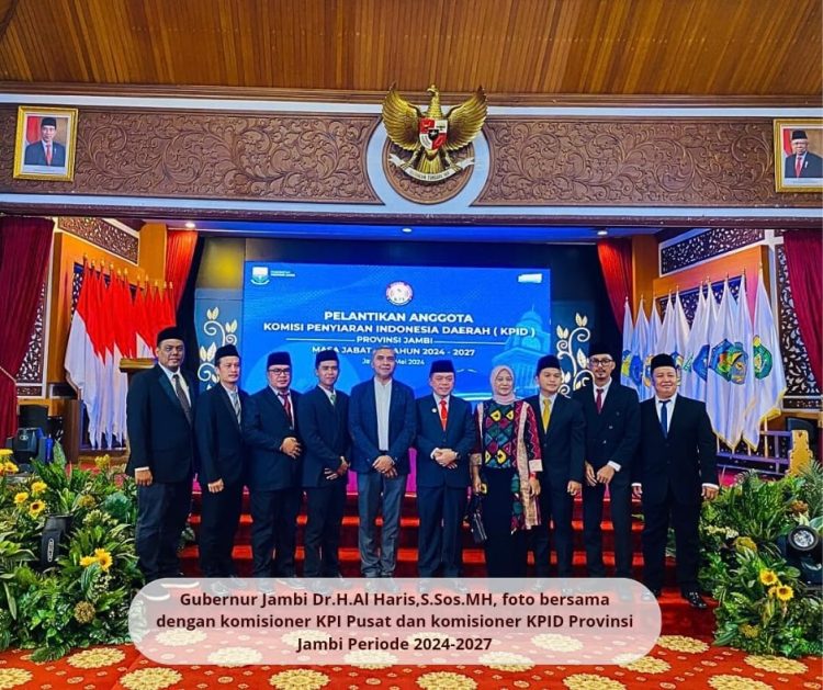 Poto bersama usai menyelenggarakan Rapat Pleno di Kantor Sekretariat KPID Provinsi Jambi, Senin (20/05/2024). (Dok KPID)