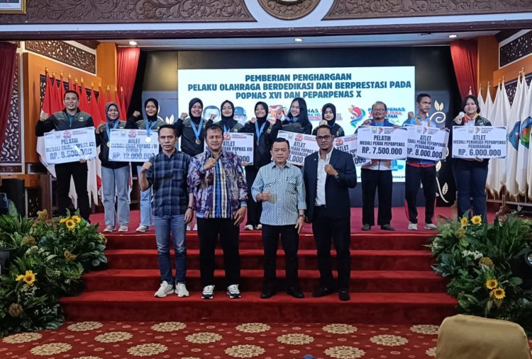Foto bersama usai peneyerahan Bonus Kontingen Popnas dan Peparpenas Jambi di auditorium Rumah Dinas Gubernur Jambi, Senin (20/05/2024) (Dok, Riki)