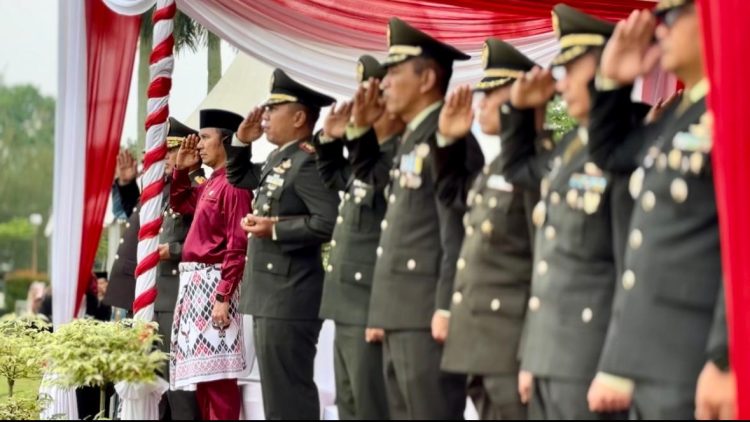 Edi Purwanto pada upacara peringatan Harlah Pancasila 2024 di lapangan Kantor Gubernur Jambi, Sabtu (1/6). (Dok.Hadian - Humas)