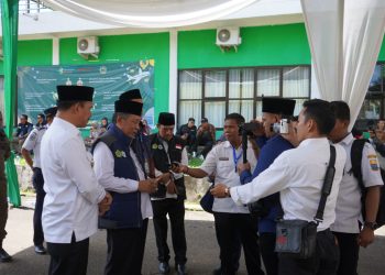 Wagub Sani saat melepas 449 JCH Provinsi Jambi di Asrama Haji Kota Baru Jambi, Rabu (05/06/2024) (dok.agus - Kominfo)