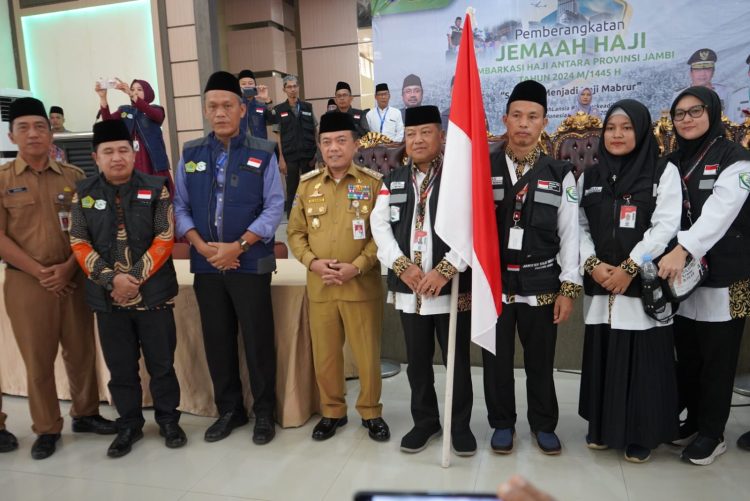 Poto bersama pada pelepasan JCH Kloter 23 di Asrama Haji Kota Baru Jambi, Selasa (04/06/2024). (Foto: Novriansah - Kominfo)