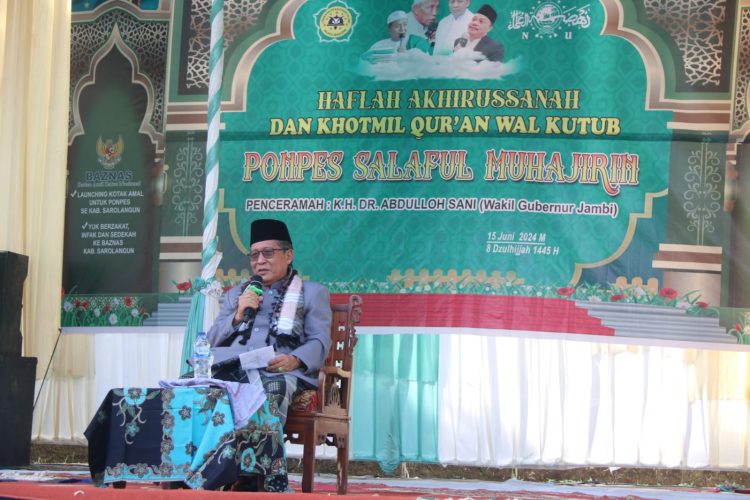 Wagub pada Haflah Akhirussanah dan Khotmil Qur'an Wal Kutub Pondok Pesantren Salaful Muhajirin Bukit Murau Kecamatan Singkut, Sabtu (15/06/2024). (Foto: Agus - Kominfo)