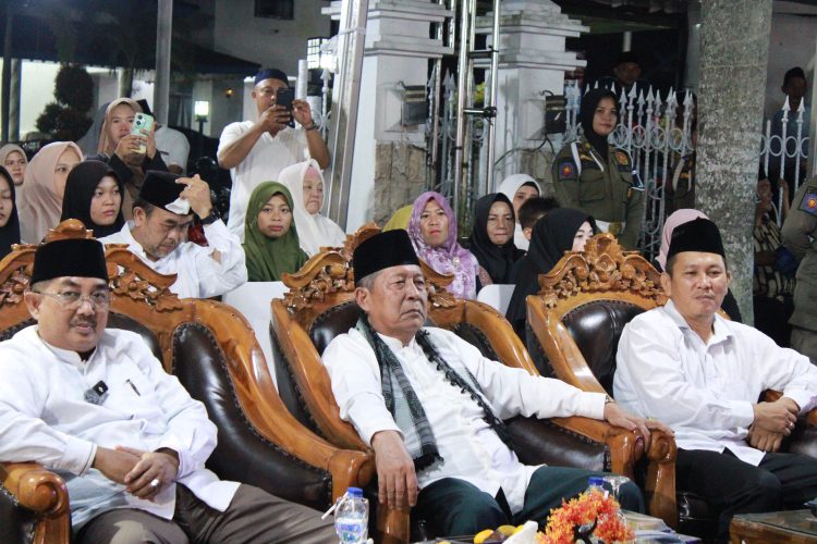 Abdullah Sani menghadiri acara pelepasan Festival Takbiran Idul Adha 1445 H, di halaman Rumah Dinas Bupati Tanjung Jabung Barat, Minggu (16/06/2024) (Foto: Harun - Kominfo)