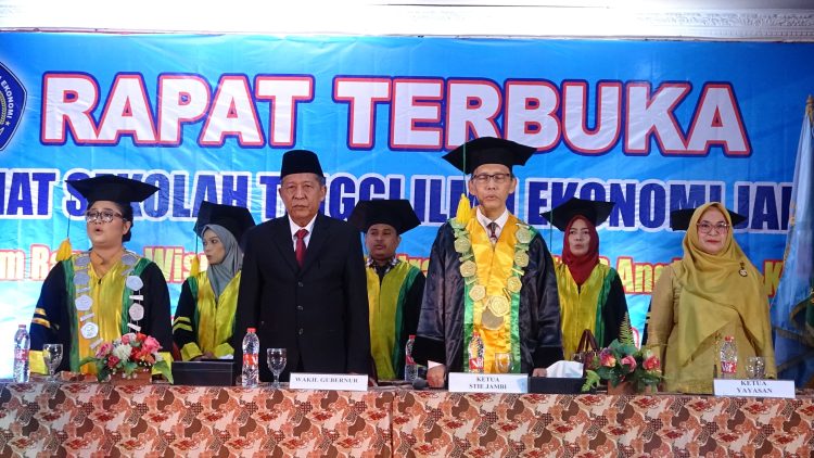 Wagub saat menghadiri Rapat Terbuka Senat STIE Jambi di Hotel Abadi Jambi, Sabtu (22/06/2024). (Foto: Reno - Kominfo)