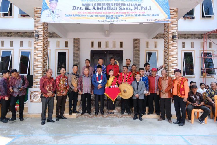 Wagub saat Pembukaan Festival Perlombaan Maena Rohani Nias di Gedung Gereja BNKP Jambi, Kota Baru, Kota Jambi, Minggu, (23/06/2024). (Foto: Sobirin - Kominfo)