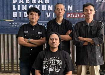 Direktur Eksekutif Walhi Jambi, Oscar Anugrah, foto bersama tiga Dewan Daerah usai PDLH Walhi Jambi 2025. (Dok. Hajrin)
