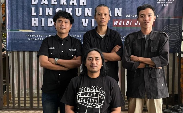 Direktur Eksekutif Walhi Jambi, Oscar Anugrah, foto bersama tiga Dewan Daerah usai PDLH Walhi Jambi 2025. (Dok. Hajrin)