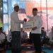 Gubernur Al Haris saat menyerahkan secara simbolis  kepada perwakilan Madrasah Ibtidaiyah Sabatul Ulta dalam acara silaturahmi bersama tokoh agama dan masyarakat di Tanjung Raden, Kota Jambi, Rabu (23/4/2025). (dok. Erik Kominfo)