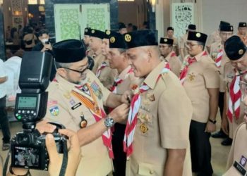 Penyematan Pin oleh Ka Kwarda Gerakan Pramuka Jambi, Dr. H. Sudirman,pada Pelantikan Mabicab dan Kwarcab Gerakan Pramuka Kota Jambi PAW di Aula Griya Mayang, Rumah Dinas Wali Kota Jambi, Kamis (16/5/2025). (Dok. nahar)