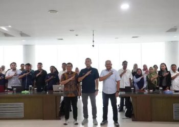 SEVP Business Support PTPN IV Regional 4, Ifri Handi Lubis (tengah) bersama peserta dari seluruh unit usaha usai sosialisasi dan pelatihan aplikasi Element di Kantor Regional 4 Jambi, Senin (18/5/2024). (Dok. Yola - JT)