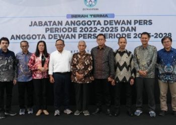 Foto bersama jajaran anggota Dewan Pers usai prosesi serah terima jabatan dari kepengurusan periode 2022–2025 kepada kepengurusan baru periode 2025–2028 di Kantor Dewan Pers, Jakarta, Rabu (14/5). (Dok, Dewan pers)