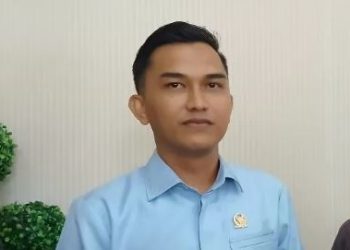 Ketua Komisi I DPRD Kota Jambi, Rio Ramadan, saat diwawancarai soal Helens Play Mart, Kamis (22/5/2025). (Dok, Daus)