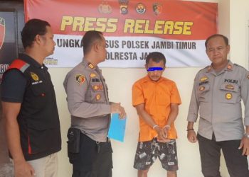 Kapolsek Jambi Timur AKP Edi Mardi Siswoyo (kedua dari kiri) bersama jajaran menunjukkan tersangka pencurian kloset duduk dari gedung Bank 9 Jambi dalam konferensi pers di Mapolsek Jambi Timur, Rabu (21/5/2025). (Dok. Daus)