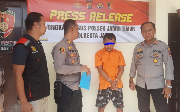 Kapolsek Jambi Timur AKP Edi Mardi Siswoyo (kedua dari kiri) bersama jajaran menunjukkan tersangka pencurian kloset duduk dari gedung Bank 9 Jambi dalam konferensi pers di Mapolsek Jambi Timur, Rabu (21/5/2025). (Dok. Daus)