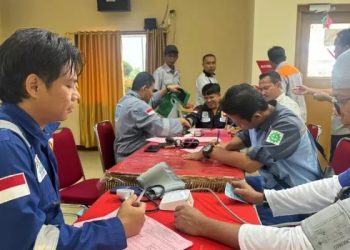 Karyawan PetroChina International Jabung Ltd mengikuti pemeriksaan kesehatan sebelum melakukan donor darah dalam kegiatan kemanusiaan bekerja sama dengan PMI Kota Jambi, di salah satu base camp perusahaan, Rabu (21/5/2025). (dok. yola - jt)