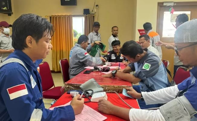 Karyawan PetroChina International Jabung Ltd mengikuti pemeriksaan kesehatan sebelum melakukan donor darah dalam kegiatan kemanusiaan bekerja sama dengan PMI Kota Jambi, di salah satu base camp perusahaan, Rabu (21/5/2025). (dok. yola - jt)