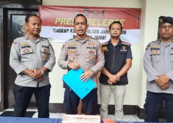 Kapolsek Jambi Timur AKP Edi Mardi Siswoyo (tengah) didampingi jajaran saat memberikan keterangan pers terkait pengungkapan kasus perampasan bermotif judi online di Mapolsek Jambi Timur, Rabu (21/5/2025). (Foto: Nahar - JT)