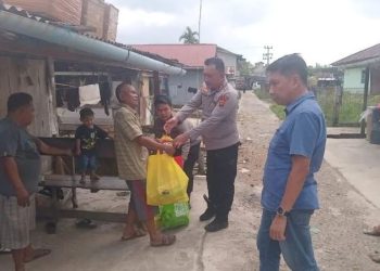 Kapolres Tanjab Timur, AKBP Maulia Kuswicaksono, menyerahkan bantuan sembako kepada warga terdampak bencana angin puting beliung di Desa Lambur, Kecamatan Muara Sabak Timur, Rabu (21/5/2025). B (Foto: Dok. Nahar)