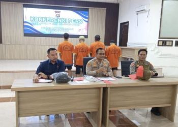 Kapolres Batanghari AKBP Handoyo Yudhi Santosa (tengah) didampingi Kabag Ops dan Kasat Reskrim saat memaparkan hasil Operasi Pekat II Siginjai 2025 dalam konferensi pers di Balai Laluan Bhayangkara, Rabu (21/5/2025) (dok. Daus)