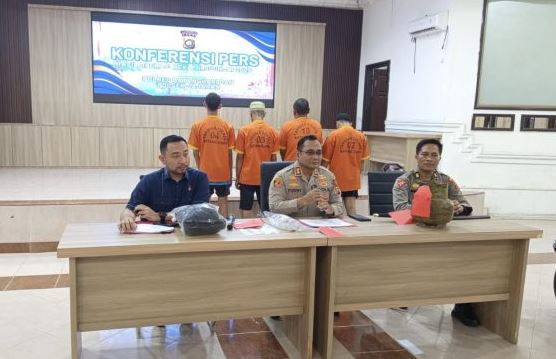 Kapolres Batanghari AKBP Handoyo Yudhi Santosa (tengah) didampingi Kabag Ops dan Kasat Reskrim saat memaparkan hasil Operasi Pekat II Siginjai 2025 dalam konferensi pers di Balai Laluan Bhayangkara, Rabu (21/5/2025) (dok. Daus)