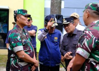 Wakil Gubernur KH Abdullah Sani bersama Danrem, Walikota dan Forkopimda melaksanakan kegiatan Karya Bakti Jum'at Bersih Makorem 042 GAPU di kawasan Pasar Baru, Talang Banjar, Kota Jambi, Jumat (23/5/2025). (Dok. Yola - JT)