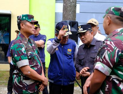Wakil Gubernur KH Abdullah Sani bersama Danrem, Walikota dan Forkopimda melaksanakan kegiatan Karya Bakti Jum'at Bersih Makorem 042 GAPU di kawasan Pasar Baru, Talang Banjar, Kota Jambi, Jumat (23/5/2025). (Dok. Yola - JT)