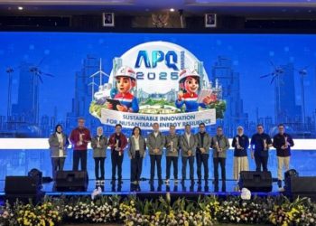 Direktur Utama PHR Regional 1 Sumatra, Ruby Mulyawan (kelima dari kiri), bersama para penerima penghargaan APQ Awards 2025 berfoto di atas panggung Grha Pertamina, Jakarta, Kamis (22/5/2025).  (Foto: Dok. FJM)
