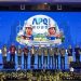 Direktur Utama PHR Regional 1 Sumatra, Ruby Mulyawan (kelima dari kiri), bersama para penerima penghargaan APQ Awards 2025 berfoto di atas panggung Grha Pertamina, Jakarta, Kamis (22/5/2025).  (Foto: Dok. FJM)
