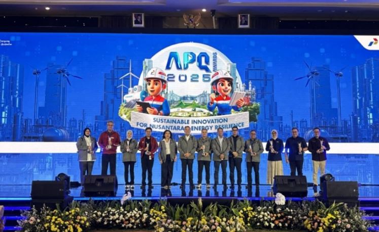 Direktur Utama PHR Regional 1 Sumatra, Ruby Mulyawan (kelima dari kiri), bersama para penerima penghargaan APQ Awards 2025 berfoto di atas panggung Grha Pertamina, Jakarta, Kamis (22/5/2025). (Foto: Dok. FJM)