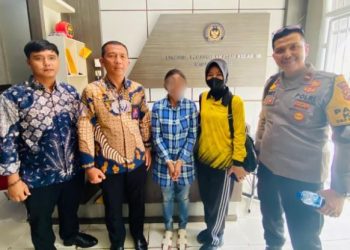Petugas Lapas Kelas IIB Muara Bungo bersama anggota kepolisian dan pelaku berinisial SP (tengah), usai penggagalan upaya penyelundupan narkotika jenis sabu ke dalam lapas, Jumat (23/5/2025). (Foto: Dok. Lapas Bungo)