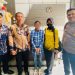 Petugas Lapas Kelas IIB Muara Bungo bersama anggota kepolisian dan pelaku berinisial SP (tengah), usai penggagalan upaya penyelundupan narkotika jenis sabu ke dalam lapas, Jumat (23/5/2025). (Foto: Dok. Lapas Bungo)