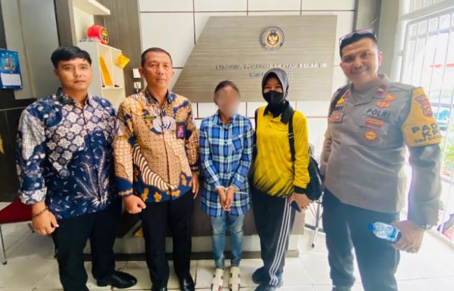 Petugas Lapas Kelas IIB Muara Bungo bersama anggota kepolisian dan pelaku berinisial SP (tengah), usai penggagalan upaya penyelundupan narkotika jenis sabu ke dalam lapas, Jumat (23/5/2025). (Foto: Dok. Lapas Bungo)